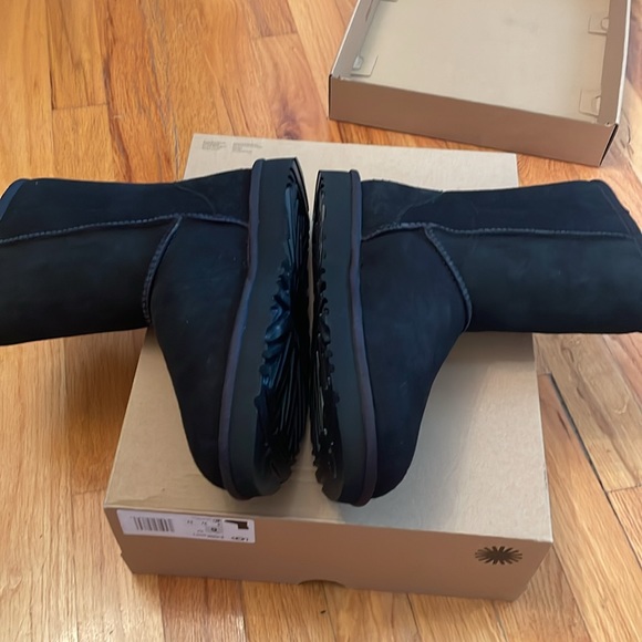 UGG W Classic Short ll Boots. Size 6. Black. #1016223 NEW IN BOX! Retail $180 - Picture 6 of 15
